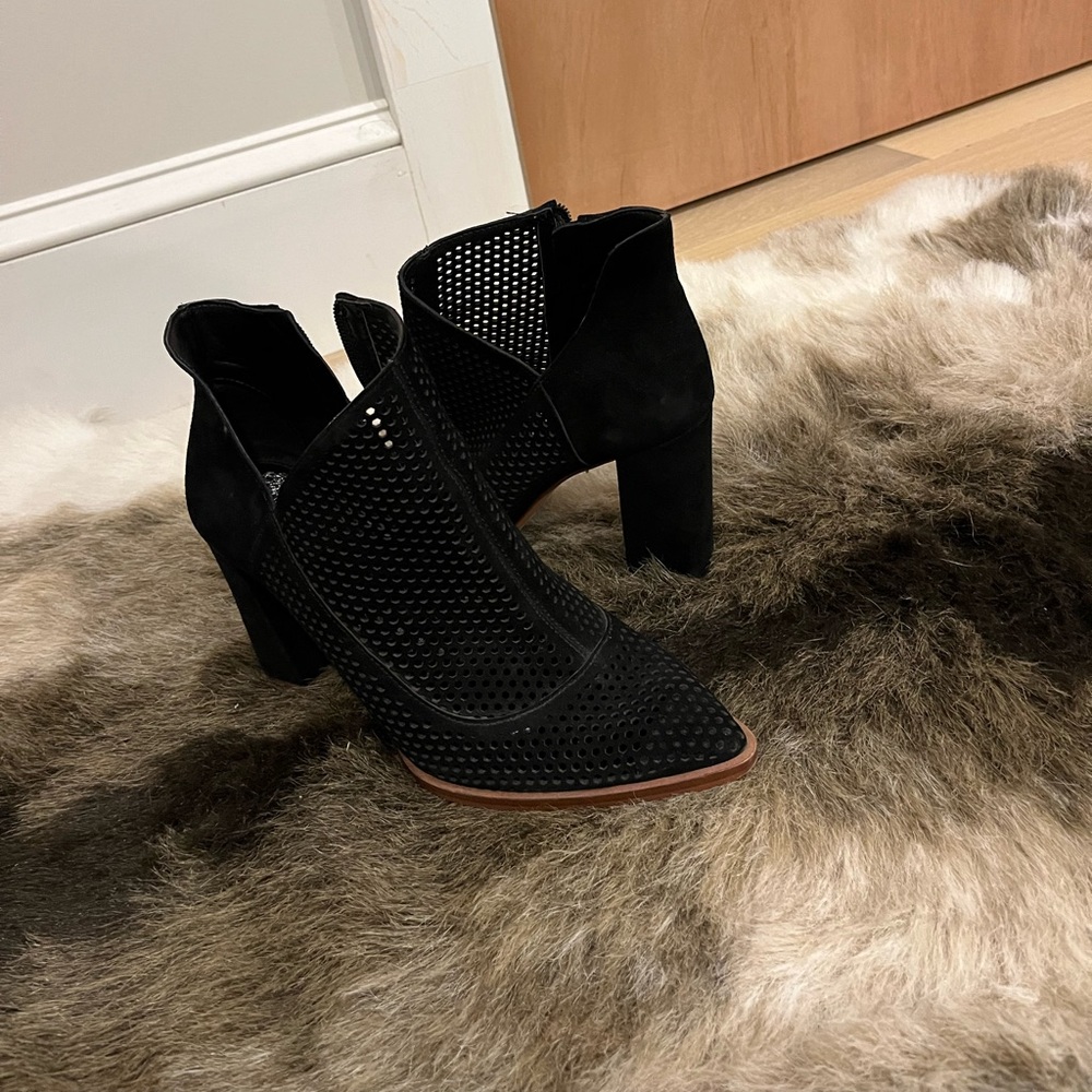 Never worn, Vince Camuto black booties